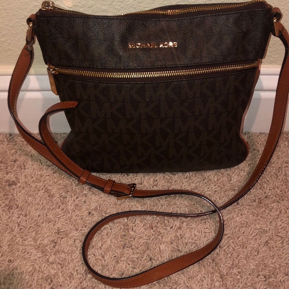 Michael Kors Signature crossbody Purse!